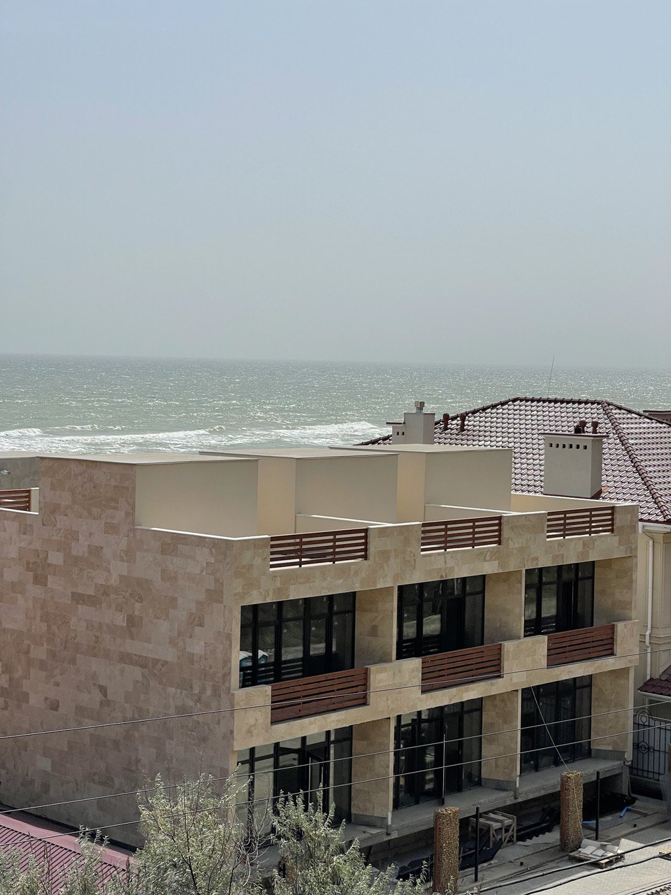 Ensemble terminé — vue de la rue